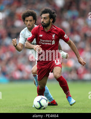 Liverpools Mohamed Salah (rechts) in Aktion mit West Ham United Felipe Anderson während der Premier League Match in Liverpool, Liverpool. Stockfoto