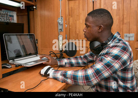 Lance Cpl. Marcellous Mason, Lieferung Administrator, 3 Light Armored Reconnaissance Bataillon, Bearbeitungen seinen neuesten Song am 3. LAR Kaserne an Bord der Combat Center, 13. September 2015. Mason begann seine eigenen Rap Musik produzieren, wenn er in der sechsten Klasse war. (Offizielle Marine Corps Foto von Lance Cpl. Levi Schultz/Freigegeben) Stockfoto