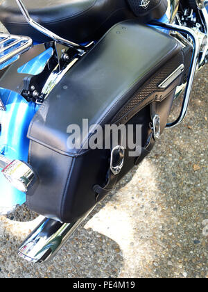 Nahaufnahme Rückansicht aus Leder Packtaschen auf einem blauen Harley-Davidson FLHRC Road King Motorrad aus einem hohen Winkel genommen Stockfoto