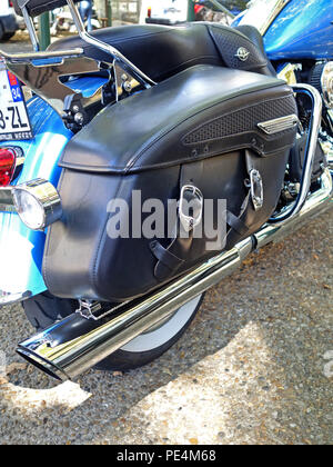 Nahaufnahme Rückansicht aus Leder Packtaschen auf einem blauen Harley-Davidson FLHRC Road King Motorrad aus einem hohen Winkel genommen Stockfoto