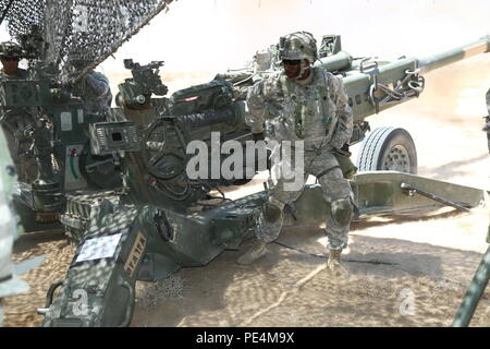 Us-Soldaten zu Batterie zugewiesen ist, 2.Bataillon, 12 Field Artillery Regiment, 1st Brigade Combat Team, 4 Infanterie Division, Brand M 777 Licht abgeschleppt Haubitze während der Kalibrierung für entscheidende Maßnahmen Rotation 15-10 an der National Training Center, Fort Irwin, Calif., Sept. 10, 2015. Entscheidende Maßnahmen Rotationen erzeugen eine realistische Umgebung, die die Funktionalität von Brigade Combat Teams bereitet sie zu Gesicht ähnlich ausgestatteten Gegenkräfte Tests. (U.S. Armee Foto von SPC. Ashley Marmor/Freigegeben) Stockfoto