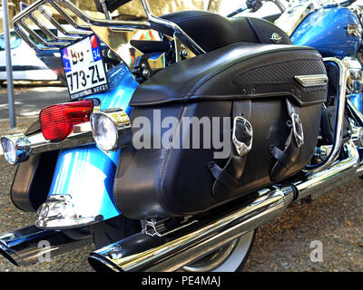 Nahaufnahme Rückansicht aus Leder Packtaschen auf einem blauen Harley-Davidson FLHRC Road King Motorrad aus niedrigen Winkel genommen Stockfoto