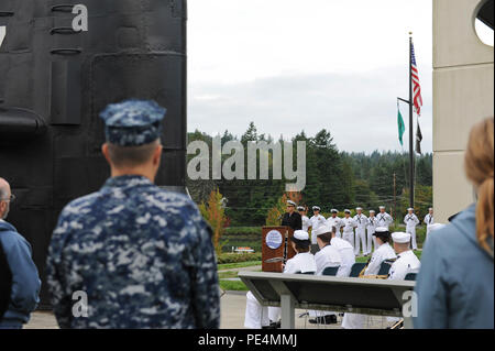 150918-N-OO 032-176 Keyport, Washington (Sept. 18, 2015) --Kapitän Thomas Zwolfer, eine Wood Dale, Illinois, Eingeborener als Marinestützpunkt Kitsap des kommandierenden Offizier, liefert eine Rede zu den pazifischen Nordwesten Segler und Verteidigungsministerium Zivilisten beobachten Naval Undersea Warfare Center - der jährliche Keyport POW/MIA Zeremonie am Naval Undersea Museum. 33,274 Matrosen werden als Missing In Action (MIA) vom 7. Dezember 1941, Aug 21, 1991, die 40 Prozent des gesamten Service Mitglieder MIA aufgeführt. (U.S. Marine Foto von Mass Communication Specialist 2. Klasse Cory Asato/Freigegeben) Stockfoto