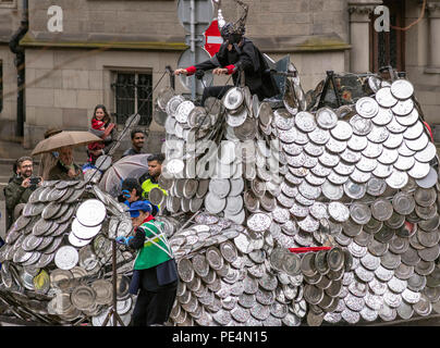 Gehörnten Mann, der eine metallische Float, Karnevalsumzug in Straßburg, Elsass, Frankreich, Europa, Stockfoto