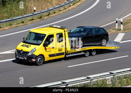 ADAC Flachbett recovery Fahrzeug auf der Autobahn. ADAC Es ist der größte Automobilclub in Europa. Stockfoto