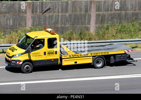 ADAC Flachbett recovery Fahrzeug auf der Autobahn. ADAC Es ist der größte Automobilclub in Europa. Stockfoto