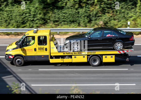 ADAC Flachbett recovery Fahrzeug auf der Autobahn. ADAC Es ist der größte Automobilclub in Europa. Stockfoto