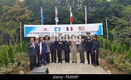 Während einer Zeremonie in Südkorea statt, Generalmajor Michael Rechnungen, 1st Cavalry Division kommandierenden General und Command Sgt. Maj. Andrew Barteky angeworben, Senior Advisor des 1. Cav. Div., Generalmajor Theodor Martin, die 2 Infantry Division kommandierender General, Generalmajor Yoo, der Republik Korea Armee 20 Division kommandierenden General und Veteranen des Koreakrieges ein neues Denkmal für die Schlacht von Chipyong zu gedenken - Ni, Sept. 16, 2015. Die Schlacht von Chipyong-ni im Februar 1951 statt, in denen Elemente der ROKA, eine französische Bataillon, 23 Infanterie Regiment von 2.-ID und Stockfoto