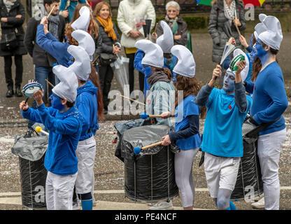 Musiker gekleidet, wie die Schlümpfe, Marching Band, Karnevalsumzug in Straßburg, Elsass, Frankreich, Europa, Stockfoto