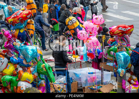 Luftballons Straße Kaufmann, Karnevalsumzug in Straßburg, Elsass, Frankreich, Europa, Stockfoto