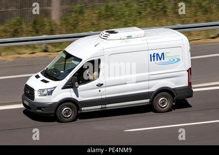 IfM van auf der Autobahn. Die IfM (Institut für Milch Untersuchungen) Tests mehr als 3,8 Millionen Proben von 290.000 Kühe jährlich. Stockfoto