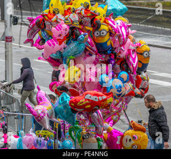 Luftballons Straße Kaufmann, Karnevalsumzug in Straßburg, Elsass, Frankreich, Europa, Stockfoto