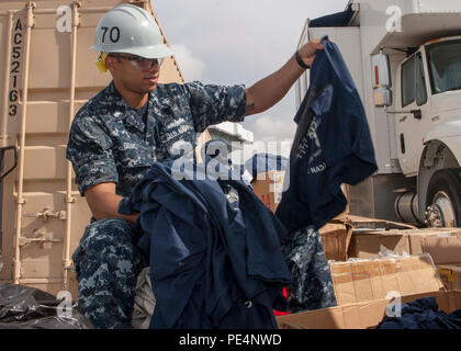 150921-N-ZZ 999-032 SAN DIEGO (Sep. 21, 2015) das Schiff Veteran 2. Klasse Reginald Grant Vorräte liefert auf der Pier in der Nähe des Flugzeugträgers USS Carl Vinson (CVN 70). Carl Vinson unterzieht sich einem Chef der Marineoperationen geplante schrittweise Verfügbarkeit Mindestreserve-erfüllungsperiode in ihren Heimathafen San Diego. (U.S. Marine Foto von Mass Communication Specialist Seaman Tom Tonthat/Freigegeben) Stockfoto