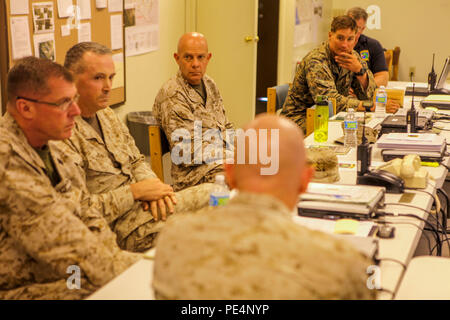 Generalleutnant David Berger, der I Marine Expeditionary Force kommandierender General, hört eine kurze an einer experimentellen Übung am Fort Hunter Liggett, Calif., Sept. 7, 2015. Das Experiment wurde entwickelt, um Informationen über die Marine Corps' aktuelle intern transportierten Fahrzeuge zu sammeln und zu diskutieren. Das Marine Corps Warfighting Übung Die Übung in den Prozess der Erstellung zuverlässiger Informationen für zukünftige Designs zu erleichtern. (U.S. Marine Corps Foto von Cpl. Joshua Murray) Stockfoto