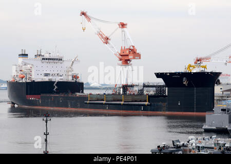 150922-N-XN 177-119 Yokosuka, Japan (22. September 2015) - Der Military Sealift Command expeditionary transfer Dock ship USNS Montford (T-ESD 1) pier Sit-Seite bei Commander Flotte Aktivitäten Yokosuka (CFAY). CFAY bietet, wartet und betreibt base Einrichtungen und Dienstleistungen zur Unterstützung der Siebten Flotte vorwärts - bereitgestellt Seestreitkräfte, 83 Mieter Befehle, und 24.000 militärisches und ziviles Personal. (U.S. Marine Foto von Mass Communication Specialist 2. Klasse Peter Burghart/Freigegeben) Stockfoto