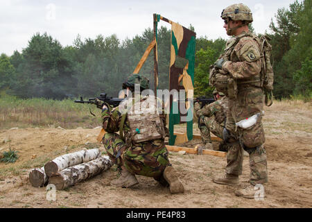 Sgt. Joseph Sinicropi (rechts), ein Fallschirmjäger mit 173Rd Airborne Brigade der US-Armee, beauftragt der Soldat mit dem ukrainischen Nationalgarde während der Live-Fire Training Sept. 19, 2015, als Teil der unerschrockenen Wächter in Yavoriv, Ukraine. Die gardisten bewiesen Treffsicherheit Fertigkeiten gelehrt, durch die fallschirmjäger am Tag zuvor in der Vorbereitung für komplexere Anweisung. Die fallschirmjäger sind in der Ukraine für die dritte Drehung der Ukraine neu gegründete Nationalgarde als Teil von Fearless Wächter, die voraussichtlich bis November zum letzten Zug. (U.S. Armee Foto von Sgt. Alexa Stockfoto