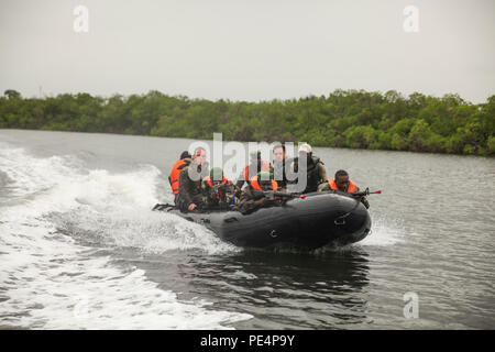 Senegalesischen Compagnie Füsilier de Marin Kommandos und Marines, mit special-purpose Marine Air-Ground Task Force Krise Response-Africa, führen Sie eine kleine Boot Ausbildung ausüben in Toubacouta, Senegal, Sept. 10, 2015. Eine Zusammenarbeit im Bereich der Sicherheit Team von 21 Marinen und Küstenwache eingesetzt in den Senegal mit der senegalesischen Armee ihre Interoperabilität durch Infanterie Taktik und kleinen Boot Operations Training zu verbessern und die Stärkung der Partnerschaft zwischen den beiden Nationen. (U.S. Marine Corps Foto von Cpl. Olivia McDonald/Freigegeben) Stockfoto