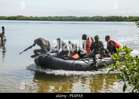 Senegalesischen Compagnie Füsilier de Marin Commandos ihr Boot verlassen während einer fiktiven Strand raid-Übung in Toubacouta, Senegal, Sept. 10, 2015. Eine Zusammenarbeit im Bereich der Sicherheit Team von 21 Marinen und Küstenwache, mit special-purpose Marine Air-Ground Task Force Krise Response-Africa, eingesetzt in den Senegal mit der senegalesischen Armee ihre Interoperabilität durch Infanterie Taktik und kleinen Boot Operations Training zu verbessern und die Stärkung der Partnerschaft zwischen den beiden Nationen. (U.S. Marine Corps Foto von Cpl. Olivia McDonald/Freigegeben) Stockfoto