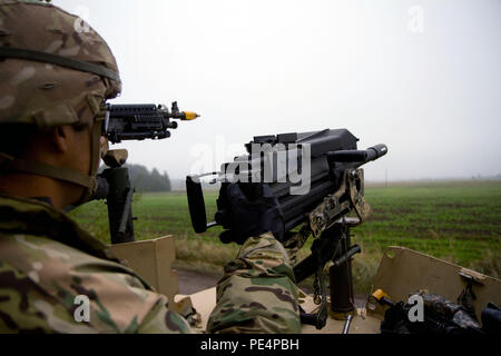 US Army Fallschirmjäger, Pfc Paul Chavez, gebürtig aus St. Louis, Dog Company, 1. Bataillon, 503. Infanterieregiment 173rd Airborne Brigade zugewiesen scannt ein Feld mit seinem automatischen Granatwerfer MK-19 für fiktive oppositionelle Kräfte werden von der 173rd Airborne Brigade NATO-Verbündeten, litauische Land zwingt König Mindaugas Husaren Bataillon (KMHB), während der Übung King Strike geboten in der Stadt Panevezys hatte , Litauen, 22. September 2015. Die Soldaten der 173. Luftlandebrigade sind Teil der Operation Atlantic zu beheben, eine multinationale Partnerschaft konzentriert sich auf die gemeinsame Ausbildung eine Stockfoto