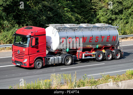 Torwesten Lkw auf der Autobahn. Torwesten ist eine deutsche Logistikunternehmen in Essen, Transport Volumen von 130 bis 310 Hektoliter. Stockfoto