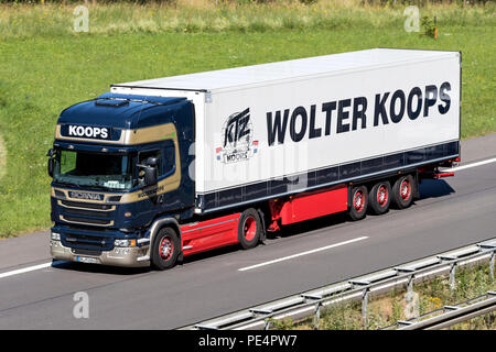 Wolter Koops Lkw auf der Autobahn. Wolter Koops ist ein Niederländischer Dienstleister im temperierten Transport und Logistik. Stockfoto