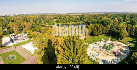 Parklandschaft mit Bäumen lädt zum Wandern ein. Stockfoto