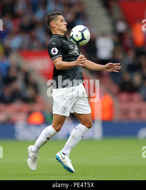 Burnley ist Ashley Westwood während der Premier League Spiel in St Mary's, Southampton. PRESS ASSOCIATION Foto. Bild Datum: Sonntag, August 12, 2018. Siehe PA-Geschichte Fußball Southampton. Photo Credit: Andrew Matthews/PA-Kabel. Einschränkungen: EDITORIAL NUR VERWENDEN Keine Verwendung mit nicht autorisierten Audio-, Video-, Daten-, Spielpläne, Verein/liga Logos oder "live" Dienstleistungen. On-line-in-Match mit 120 Bildern beschränkt, kein Video-Emulation. Keine Verwendung in Wetten, Spiele oder einzelne Verein/Liga/player Publikationen. Stockfoto