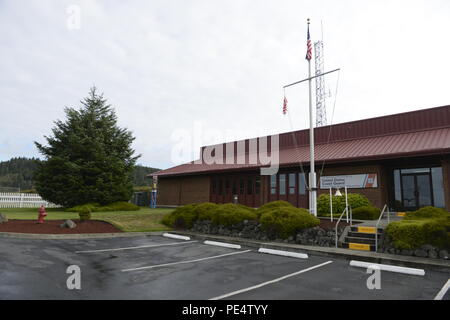 Die Vorderseite der Coast Guard Station Quillayute River in La Push, Washington, wird dargestellt, Sept. 15, 2015. Auf der Quileute Tribal Reservierung, die Station ist eine der beiden in der Coast Guard 13. Bezirk, die auf Stammes- Länder befindet, die andere Station Neah Bay. (U.S. Coast Guard Foto von Petty Officer 3. Klasse Amanda Norcross) Stockfoto