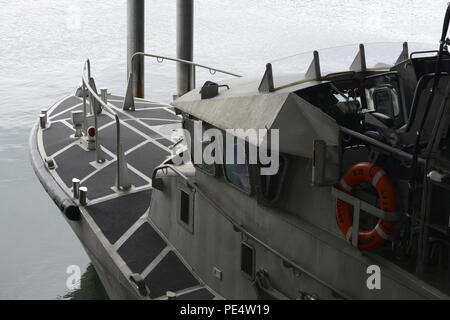 Ein 47-Fuß-Motor Leben Boot ist im Bootshaus an der Coast Guard Station Neah Bay, Washington, Sept. 15, 2015. Der Bahnhof verfügt über zwei 47-Fuß-MLB, die meistens in Suche und Rettung Fälle des schweren Verkehr der Sport - Fischer und Touristen genutzt werden, insbesondere in Zeiträumen von schwerem Wetter. (U.S. Coast Guard Foto von Petty Officer 3. Klasse Amanda Norcross) Stockfoto