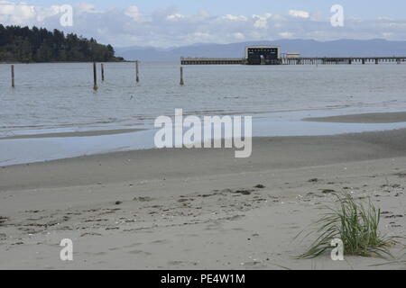 Das Bootshaus an der Coast Guard Station Neah Bay, Washington, ist von einem in der Nähe gelegenen Strand an der Makah Tribal Reservierung, Sept. 15, 2015. Station Personal pflegen eine enge Beziehung mit der Makah Stamm und ihre Durchsetzung Offiziere durch den Abschluss freiwilliger dockside Untersuchungen von Tribal Fischereifahrzeuge und sind aktive Mitglieder der lokalen Katastrophenvorsorge Ausschuss. (U.S. Coast Guard Foto von Petty Officer 3. Klasse Amanda Norcross) Stockfoto