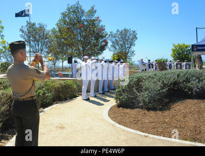 150918-N-UM 054-041 MARINE CORPS BASE CAMP Pendleton, Calif (Sept. 18, 2015) ein 1. Marine Division Band Hornist spielt Taps nach einem Moment der Stille alle jene amerikanischen Helden, die vor uns bestanden haben zu Ehren, während Naval Hospital Camp Pendleton 25. jährlichen POW/MIA Service der Erinnerung, Sept. 18. Thema in diesem Jahr war die Erfüllung unserer Nation Versprechen und die Zeremonie enthalten Reflexionen von einem ehemaligen Kriegsgefangenen, lesen die Namen der sieben Hospital corpsmen fehlt noch aus dem Vietnamkrieg und Platzierung der Kranzniederlegung in der Klinik POW/MIA Memorial. (U.S. Marine Foto von Mas Stockfoto