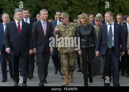 (v.l.) Besprechen Sie der ukrainische Präsident Petro Poroshenko, NATO-Generalsekretär Jens Stoltenberg und Generalleutnant Pavlo Tkachuk, Kommandant der ukrainischen Armee Akademie, die Details der anstehenden kombinierte zivile Notfall Übung 21. September 2015, bei ihrem Besuch in der International Peacekeeping und Security Center in Yavoriv, Ukraine. Während des Besuchs hatte sie das Mittagessen mit Fallschirmjäger von 173rd Airborne Brigade der US Army. Die Fallschirmjäger sind in der Ukraine für die dritte Drehung der Ukraine neu gegründete Nationalgarde im Rahmen des furchtlosen Wächter, trainieren die letzten Throug geplant ist Stockfoto