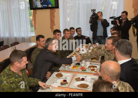 Präsident der Ukraine Petro Poroschenko und NATO-Generalsekretär Jens Stoltenberg eine Mahlzeit mit der fallschirmjäger von 173Rd Airborne Brigade der US-Armee, der Kanadischen und der ukrainischen Streitkräfte an der internationalen Friedenssicherung und Security Center in Yavoriv, Ukraine, Sept. 20, 2015. Die beiden besuchten die IPSC eine 4-tägige kombinierte Notfallplan übung für 34 Nationen zu beginnen. Die fallschirmjäger von der 173Rd Airborne Brigade sind in der Ukraine für die dritte Drehung der Ukraine neu gegründete Nationalgarde als Teil von Fearless Wächter, die voraussichtlich bis November zum letzten Zug. Stockfoto