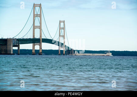 Ein Schlepper und Kahn passses unter der Mackinac Bridge, die fünfte längste Hängebrücke der Welt, erstreckt sich über die Straßen von Mackinac im nördlichen Michigan, Sept. 23, 2015. Die Straße ist eine wichtige wirtschaftliche Route und ein wichtiger Bereich Umwelt in der Region der Großen Seen. (U.S. Coast Guard Foto von Petty Officer 3. Klasse Christopher M. Yaw/Freigegeben) Stockfoto