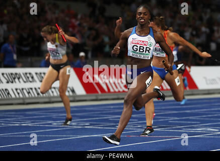 Die britische Dina Asher-Smith gewinnt am sechsten Tag der Leichtathletik-Europameisterschaften 2018 im Olympiastadion in Berlin das 4x100-m-Staffelfinale der Frauen. DRÜCKEN SIE VERBANDSFOTO. Bilddatum: Sonntag, 12. August 2018. Siehe PA Story ATHLETICS European. Bildnachweis sollte lauten: Martin Rickett/PA Wire. Stockfoto