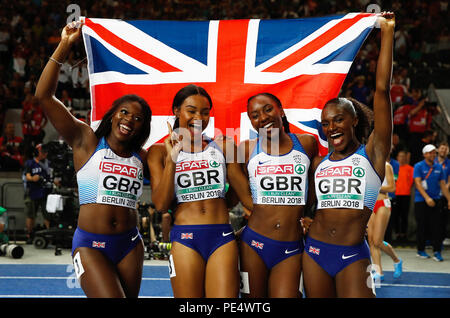 Die Großbritanniens Asha Philip (links), Imani Lansiquot, Bianca Williams (zweite rechts) und Dina Asher-Smith (rechts) feiern den Gewinn der Goldmedaille im 4x100-m-Staffellauf der Frauen-Weltmeisterschaft 2018 am sechsten Tag im Olympiastadion in Berlin. DRÜCKEN SIE VERBANDSFOTO. Bilddatum: Sonntag, 12. August 2018. Siehe PA Story ATHLETICS European. Bildnachweis sollte lauten: Martin Rickett/PA Wire. Stockfoto