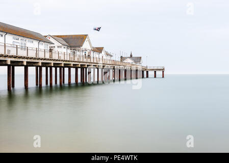 Sonnenaufgang und das goldene Licht auf die Pier in Southwold, Suffolk Stockfoto