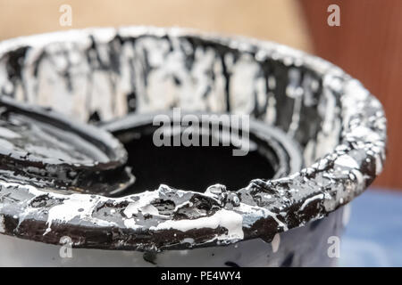 Nahaufnahme, flacher Fokus Bild einer fast leeren Dose schwarzer Glanzfarbe in der Heimdekoration verwendet. Stockfoto