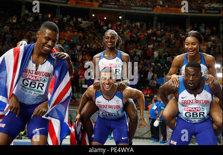 In Großbritannien mens und der Relais Teams während der Tag sechs der Europäischen Leichtathletik WM 2018 im Olympiastadion, Berlin feiern. PRESS ASSOCIATION Foto. Bild Datum: Sonntag, August 12, 2018. Siehe PA Geschichte Athletik Europäischen. Foto: Martin Rickett/PA-Kabel. Beschränkungen: Nur die redaktionelle Nutzung, keine kommerzielle Nutzung ohne vorherige schriftliche Genehmigung Stockfoto