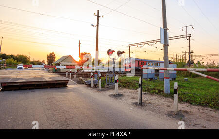 Bahnübergang Barriere, Ampeln und bodenschwelle Zeichen in Stockfoto