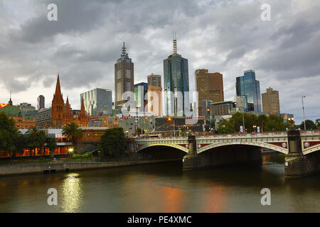 Skyline von Melbourne und die Fürsten Brücke über den Fluss Yarra, Melbourne, Victoria, Australien Stockfoto