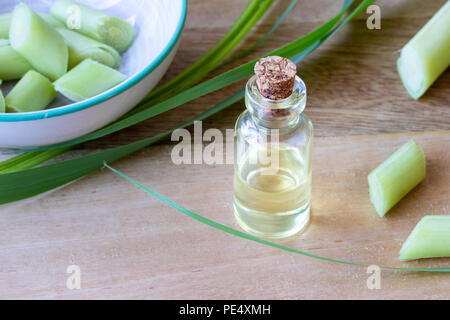 Eine Flasche Öl mit frischen Zitronengras Stockfoto