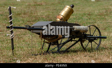 Amerikanischer Bürgerkrieg, kleine Kanone auf das Gras, gesehen von der Seite Stockfoto