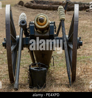 Amerikanischer Bürgerkrieg, kleine Kanone auf das Gras, gesehen von der Vorderseite Stockfoto