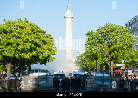 Place de la Nation, Paris, Frankreich. 1. Mai 2016. Hunderte von maskierten Demonstranten Zusammenstoß mit der Polizei in der Place de la Nation Paris am Tag de Stockfoto