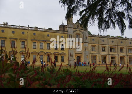 Ashton Gericht Herrenhaus umrahmt von einem dekorativen Zedern des Libanon Baum. Bristol Balloon Fiesta, August 2018, UK. Stockfoto