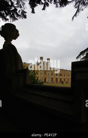 Ashton Gericht Herrenhaus umrahmt von einem dekorativen Zedern des Libanon Baum. Bristol Balloon Fiesta, August 2018, UK. Stockfoto