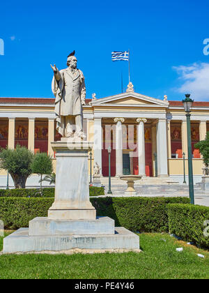 Die Nationale und Kapodistrias-Universität Athen mit der Statue von William Ewart Gladstone im Vordergrund. Athen. Attika, Griechenland. Stockfoto