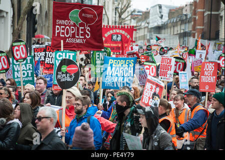 Shaftesbury Avenue, London, UK. 16. April 2016. Mehrere tausend Demonstranten nehmen Teil an der Volksversammlung nationalen Demonstration für Gesundheit, Ho Stockfoto