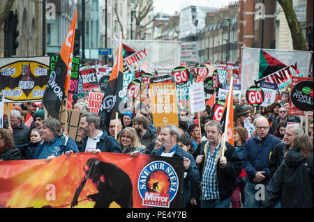 Shaftesbury Avenue, London, UK. 16. April 2016. Mehrere tausend Demonstranten nehmen Teil an der Volksversammlung nationalen Demonstration für Gesundheit, Ho Stockfoto